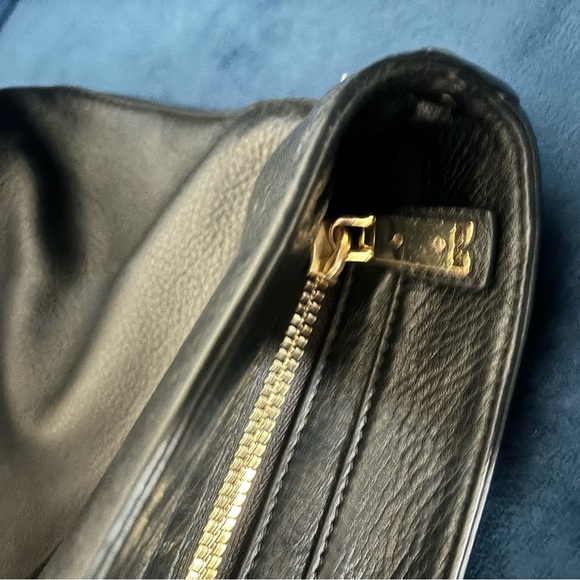 Tory Burch Meyer Plaque Pebbled Leather Tote Bag in black - Picture 4 of 15